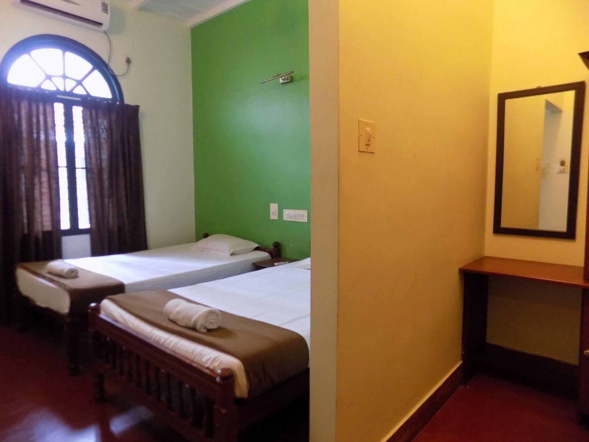 Elphinstone Residency Bed & Breakfast Kochi Exterior photo