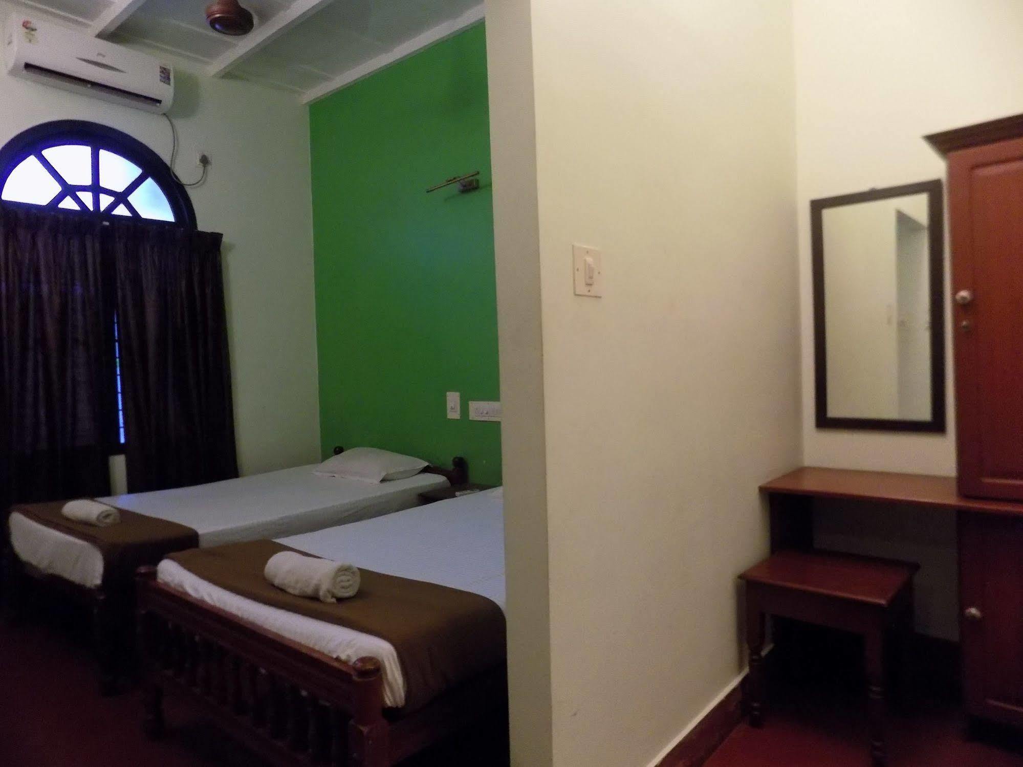 Elphinstone Residency Bed & Breakfast Kochi Exterior photo